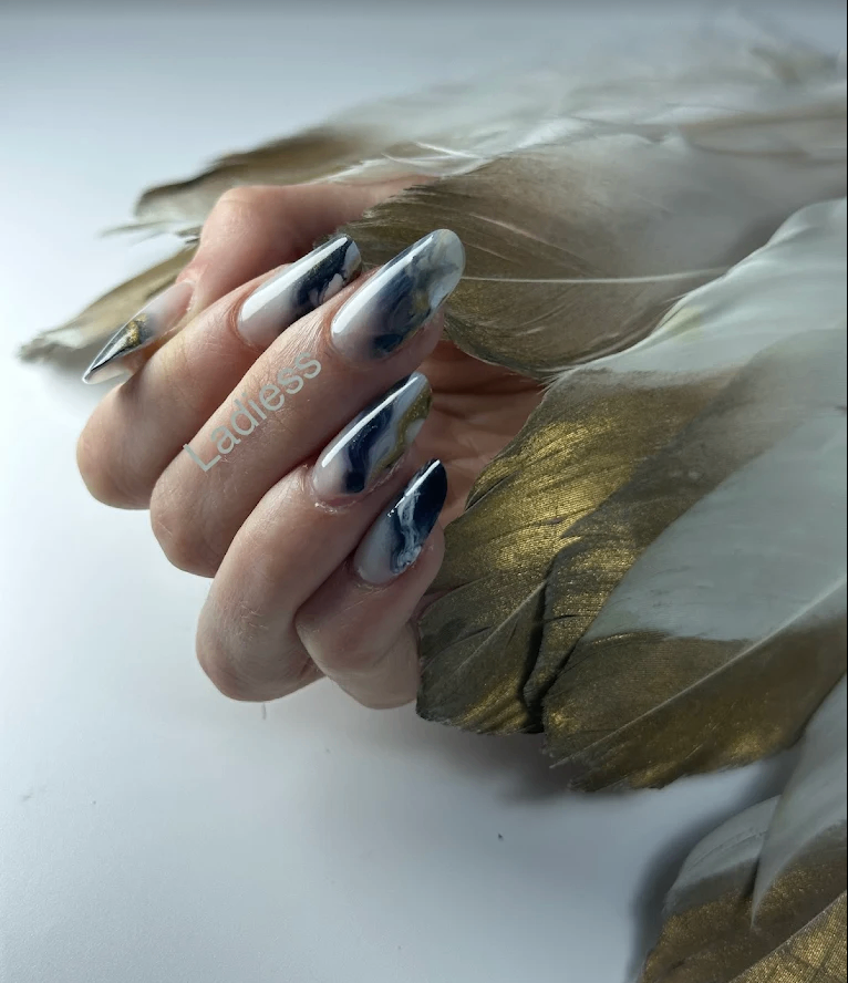 Ladiess - Image 1