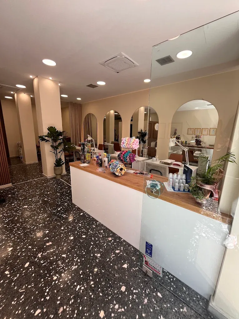 Kelli Kiriazi beauty salon - Image 1
